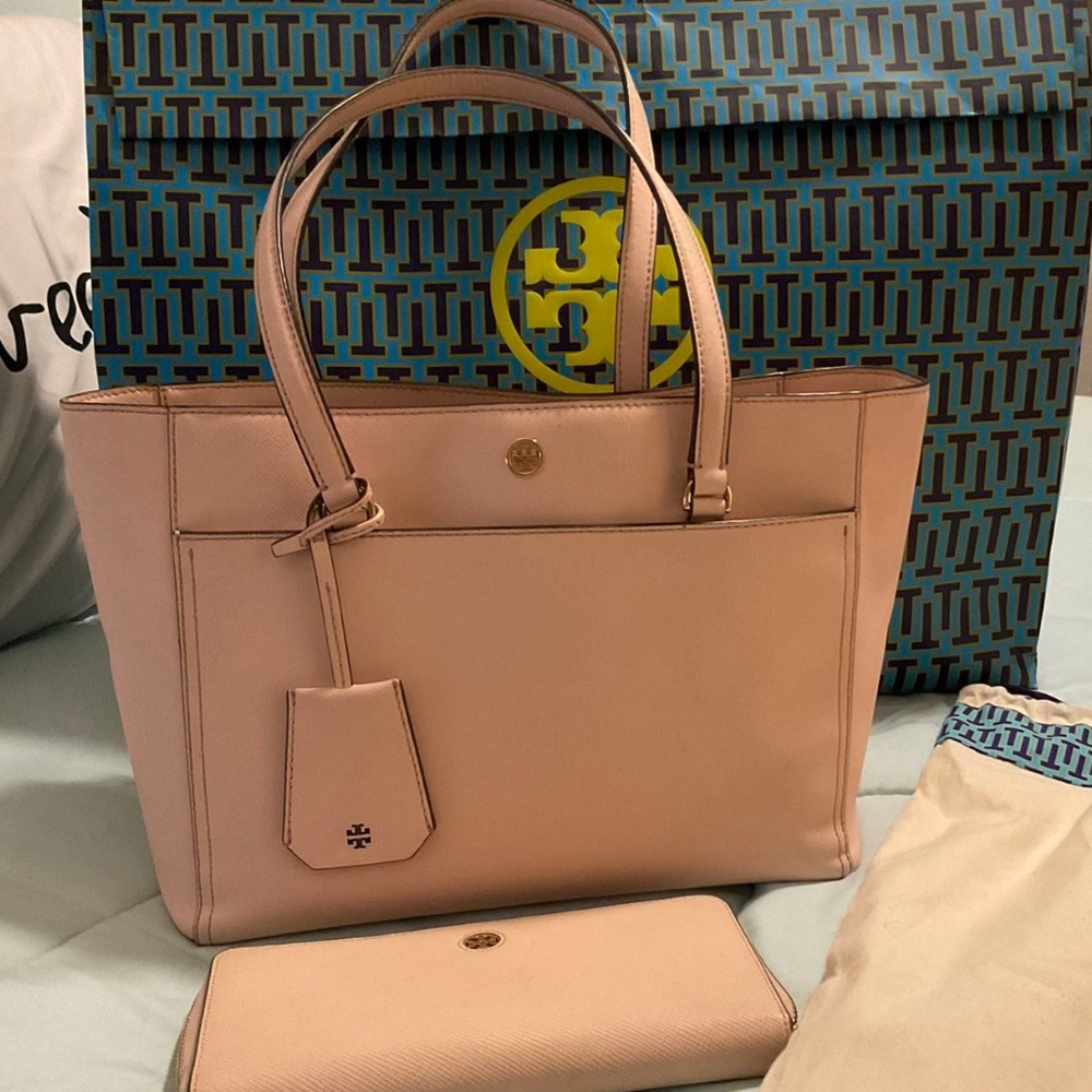 Tory Burch tote bag with matching wallet. Authentic!